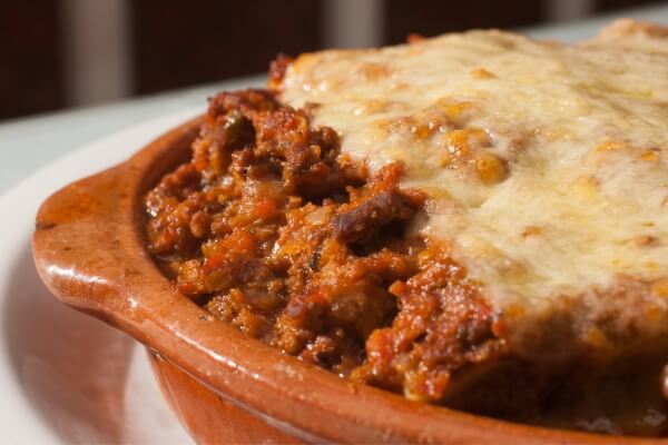 Foto de lasaña boloñesa con queso gratinado