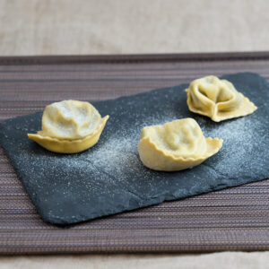 Pasta Rellena de Salchicha, pepperoni y hoja de nabo