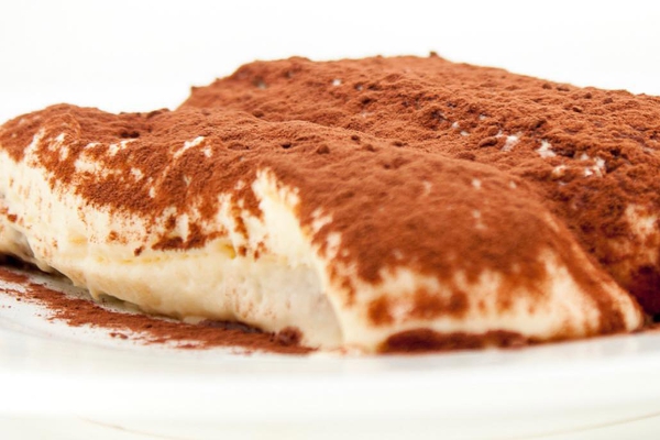 Postre italiano de tiramisú