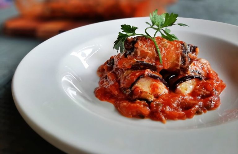 caponata-pasta-mito-125236-768x498 Plato de salsa caponata decorativa