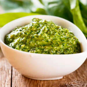 salsa de pesto en recipiente