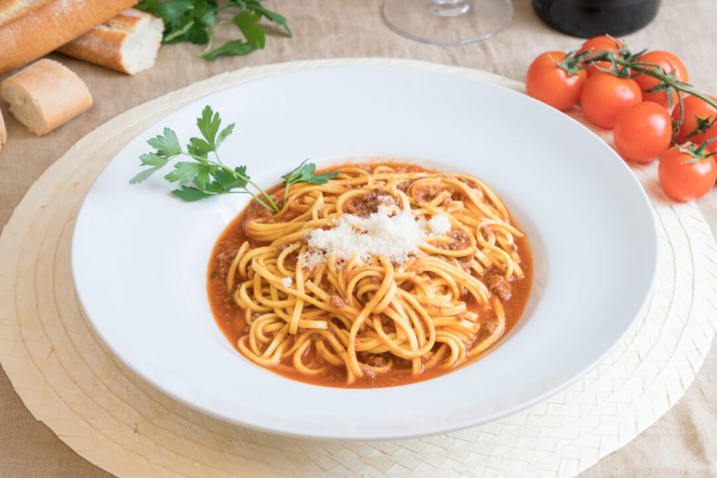 plato decorativo de espaguetti a la napolitana en pasta mito